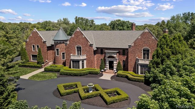 2370 Pond Vallee Drive, Oakland Charter Township, MI 48363