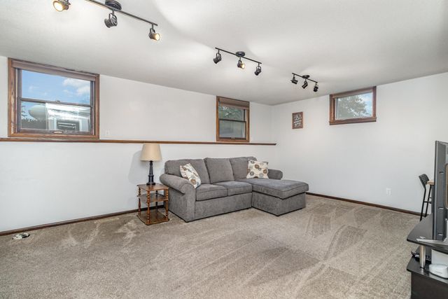 1749 Lamplight Drive, Woodbury, MN 55125