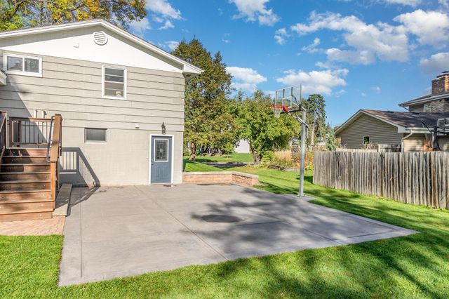 1749 Lamplight Drive, Woodbury, MN 55125