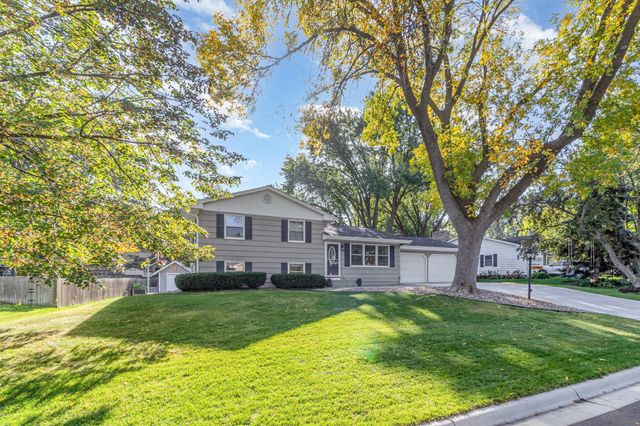 1749 Lamplight Drive, Woodbury, MN 55125