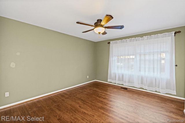 4224 W Four Lakes Avenue, Fenton Charter Township, MI 48451