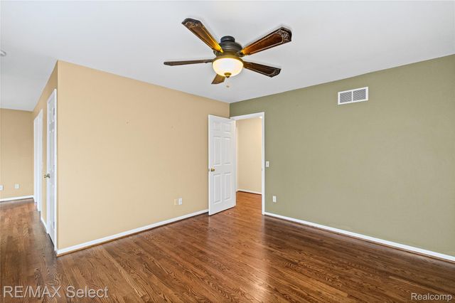 4224 W Four Lakes Avenue, Fenton Charter Township, MI 48451