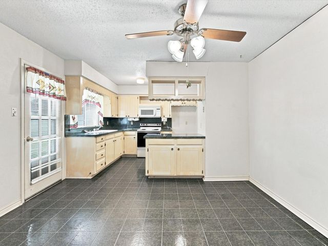 613 Cooper Street, Ennis, TX 75119
