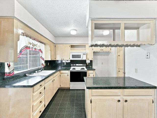 613 Cooper Street, Ennis, TX 75119