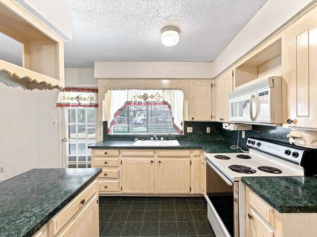 613 Cooper Street, Ennis, TX 75119
