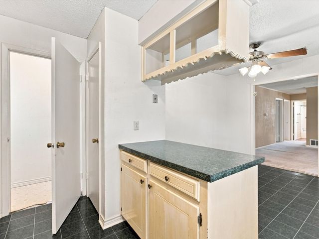 613 Cooper Street, Ennis, TX 75119