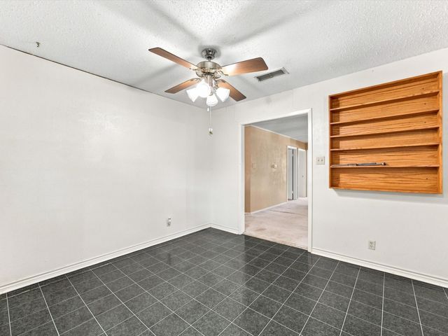 613 Cooper Street, Ennis, TX 75119