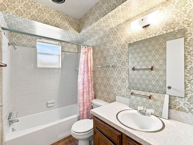 613 Cooper Street, Ennis, TX 75119
