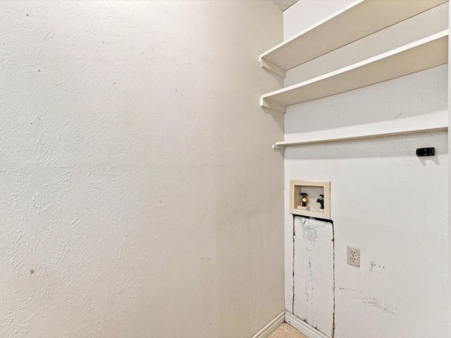 613 Cooper Street, Ennis, TX 75119