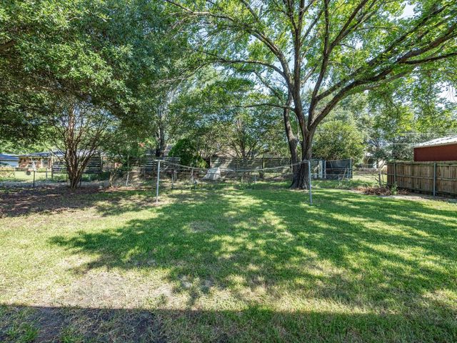 613 Cooper Street, Ennis, TX 75119