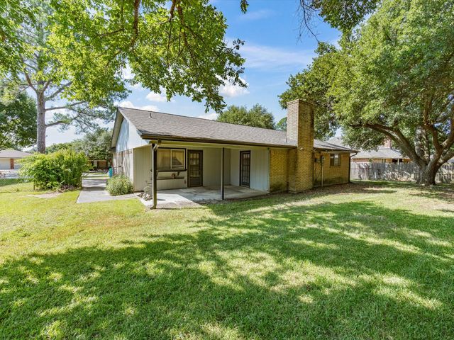 613 Cooper Street, Ennis, TX 75119