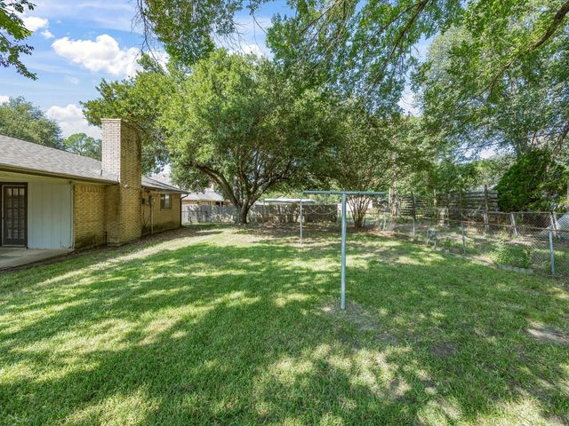 613 Cooper Street, Ennis, TX 75119