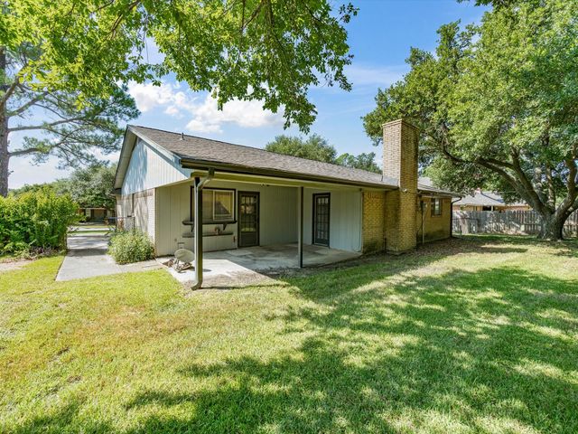 613 Cooper Street, Ennis, TX 75119