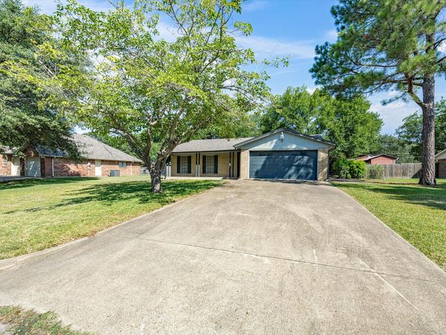 613 Cooper Street, Ennis, TX 75119