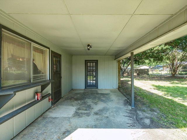 613 Cooper Street, Ennis, TX 75119