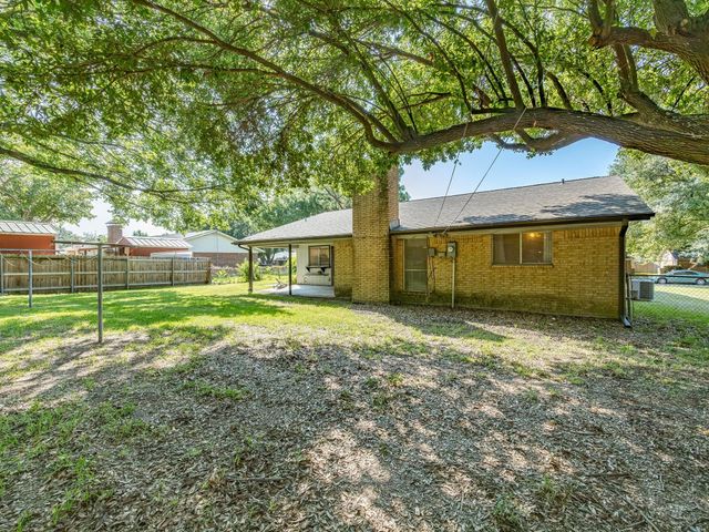 613 Cooper Street, Ennis, TX 75119