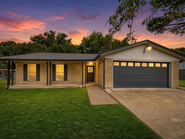 613 Cooper Street, Ennis, TX 75119