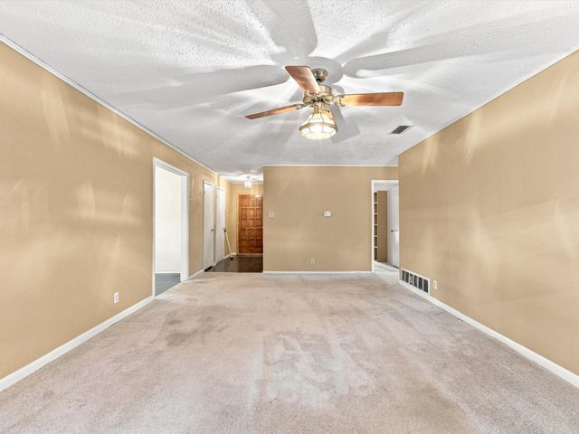 613 Cooper Street, Ennis, TX 75119