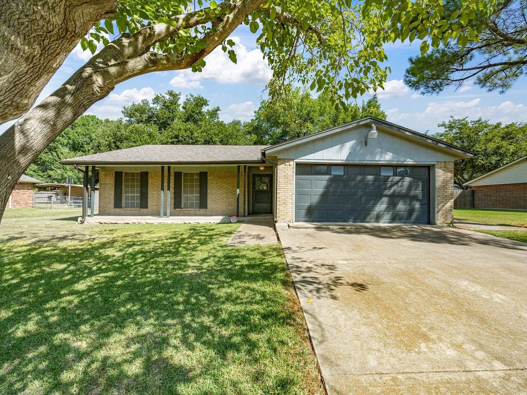 613 Cooper Street, Ennis, TX 75119