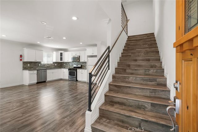 211 S Hoover Street, Los Angeles, CA 90004