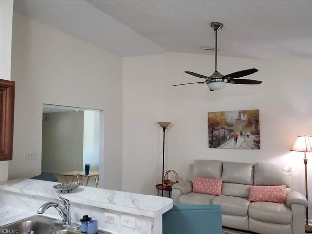 425 Truxtun CT, Newport News, VA 23608