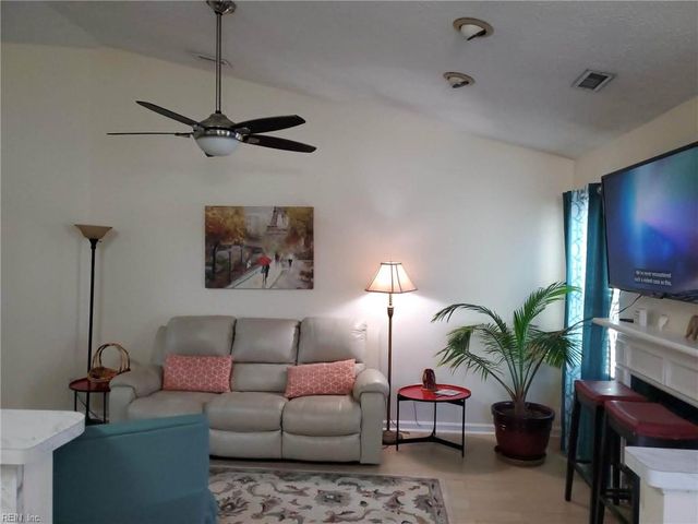 425 Truxtun CT, Newport News, VA 23608