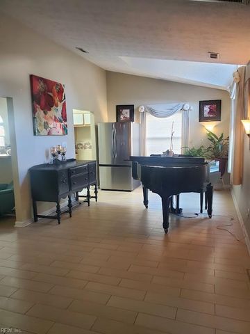425 Truxtun CT, Newport News, VA 23608