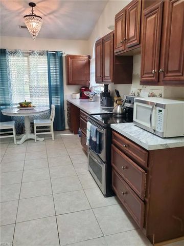 425 Truxtun CT, Newport News, VA 23608