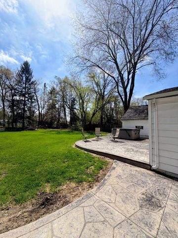 8420 Pacton Drive, Shelby Charter Township, MI 48317