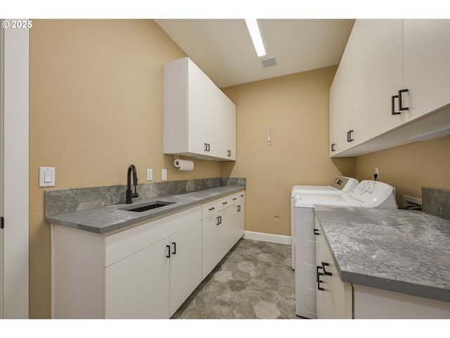 16511 ANNA EVE Dr, Milwaukie, OR 97267