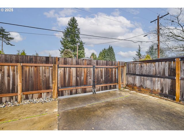 16511 ANNA EVE Dr, Milwaukie, OR 97267