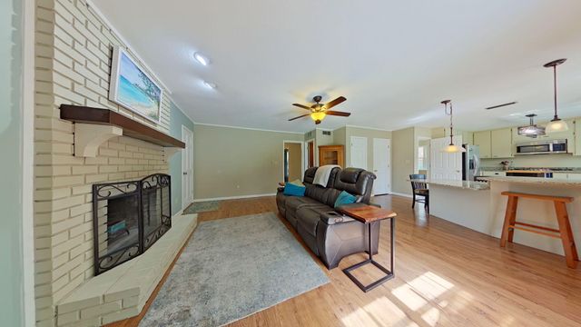 256 NE Yacht Club Drive, Fort Walton Beach, FL 32548