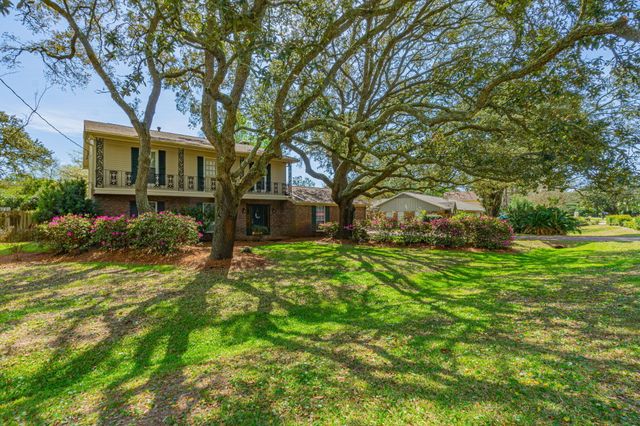 256 NE Yacht Club Drive, Fort Walton Beach, FL 32548