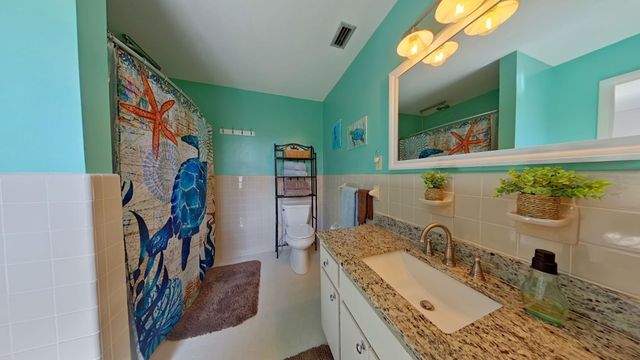 256 NE Yacht Club Drive, Fort Walton Beach, FL 32548