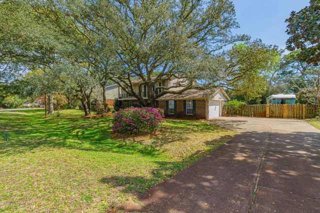 256 NE Yacht Club Drive, Fort Walton Beach, FL 32548