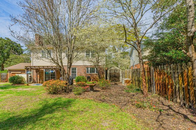 256 NE Yacht Club Drive, Fort Walton Beach, FL 32548