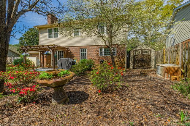 256 NE Yacht Club Drive, Fort Walton Beach, FL 32548