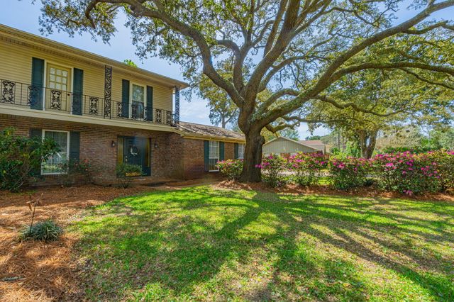 256 NE Yacht Club Drive, Fort Walton Beach, FL 32548