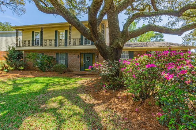 256 NE Yacht Club Drive, Fort Walton Beach, FL 32548