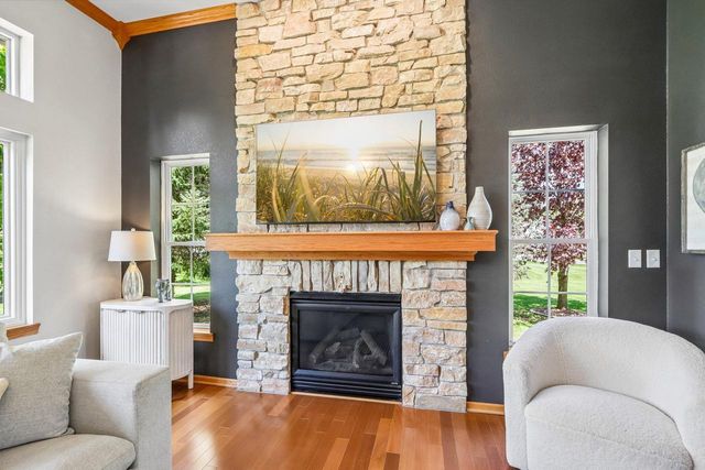 2335 Forest RUN, Summit, WI 53066