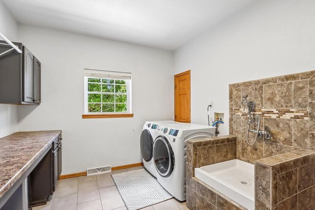 2335 Forest RUN, Summit, WI 53066