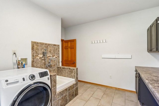 2335 Forest RUN, Summit, WI 53066