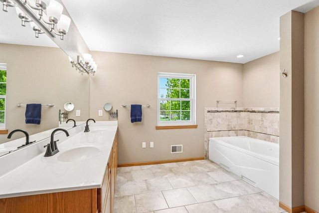 2335 Forest RUN, Summit, WI 53066