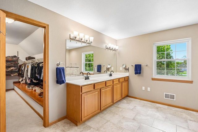 2335 Forest RUN, Summit, WI 53066