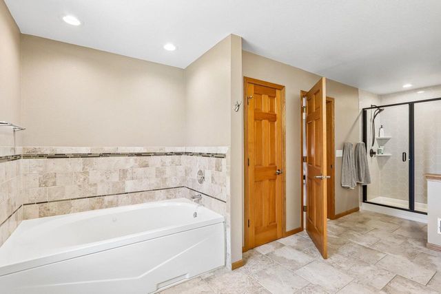 2335 Forest RUN, Summit, WI 53066