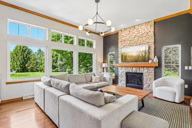 2335 Forest RUN, Summit, WI 53066