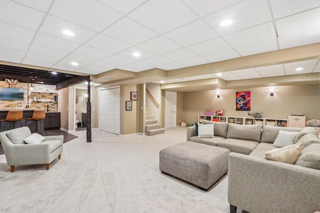 2335 Forest RUN, Summit, WI 53066