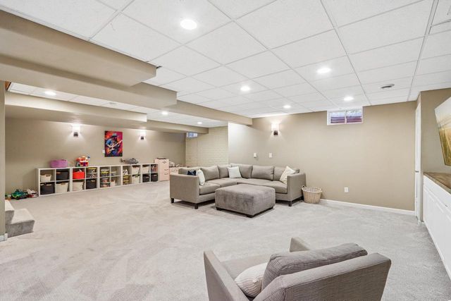 2335 Forest RUN, Summit, WI 53066