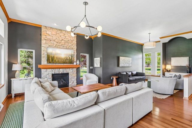 2335 Forest RUN, Summit, WI 53066