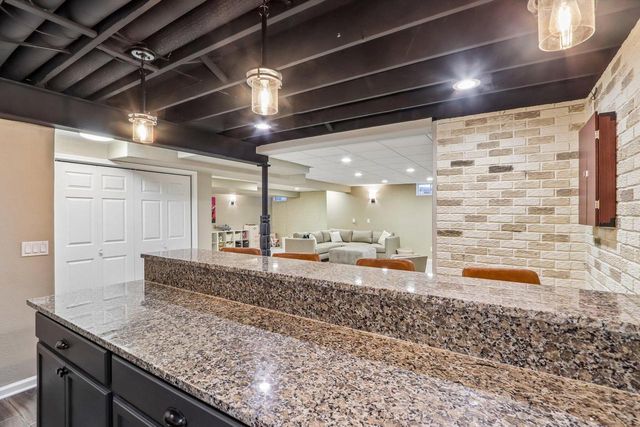 2335 Forest RUN, Summit, WI 53066